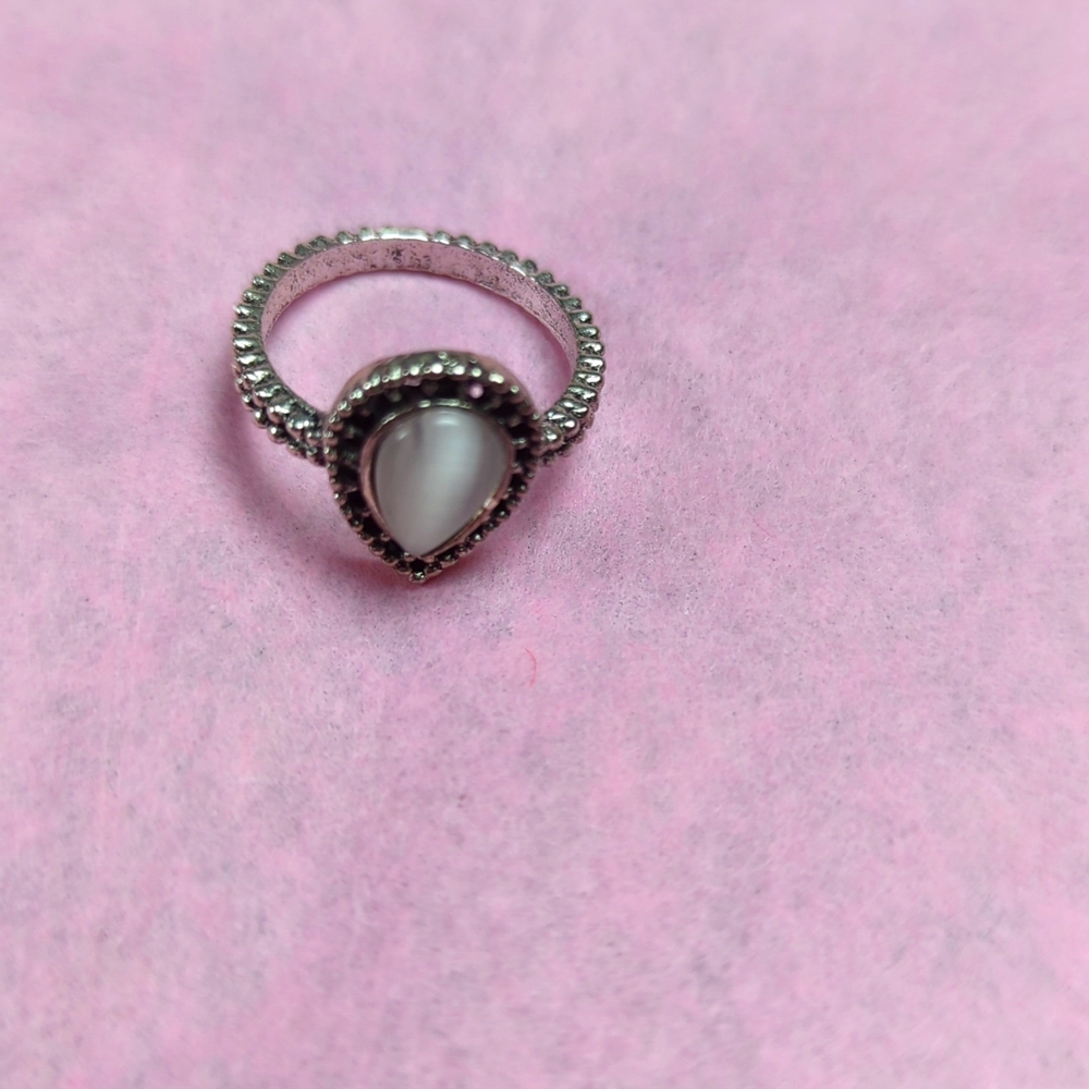 Teardrop Silver Ring with White Stone Accent – Timeless Elegance